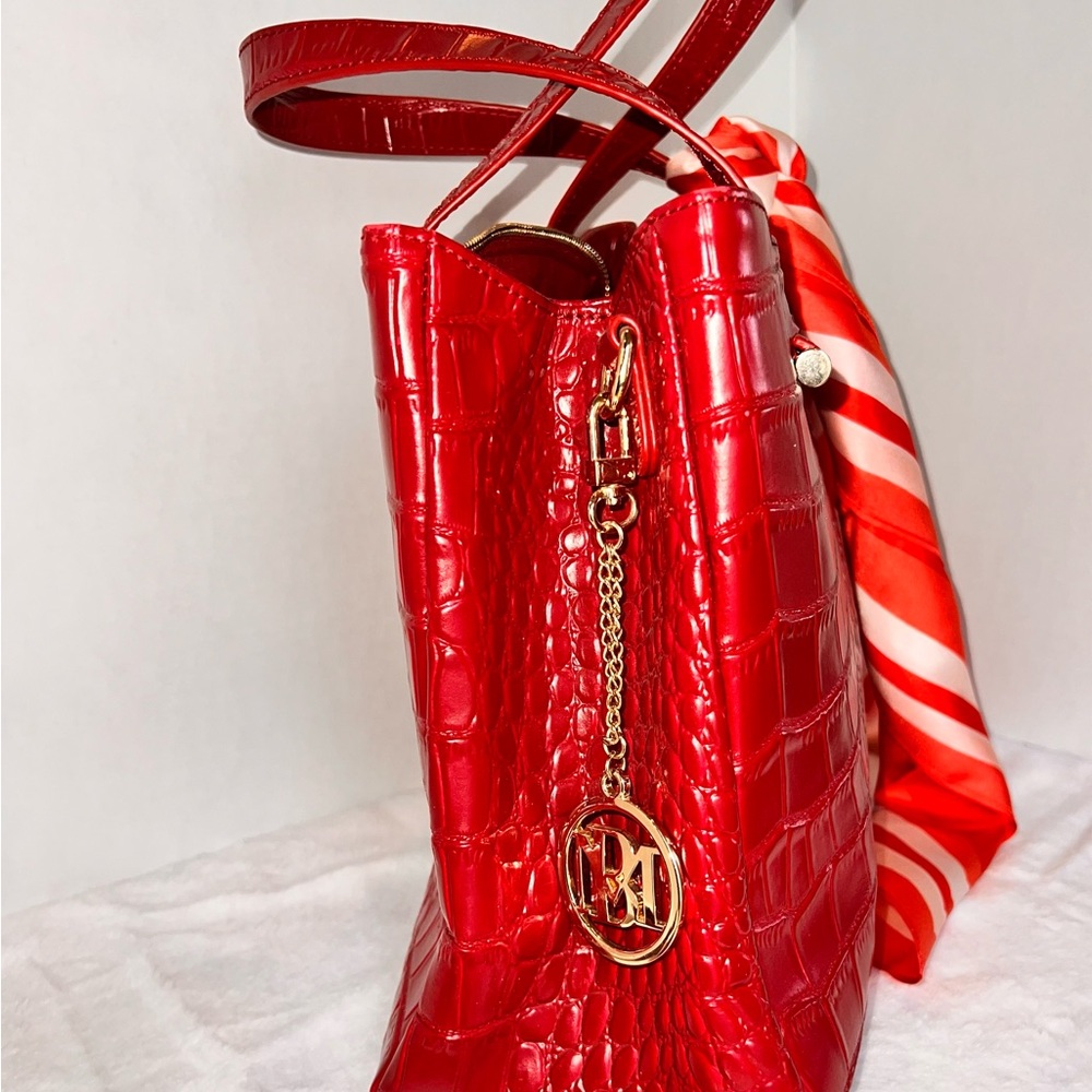 🌹Badgley Mischka Caroline Red Vegan Tote. Top zip closure. Croc design. - Picture 3 of 8
